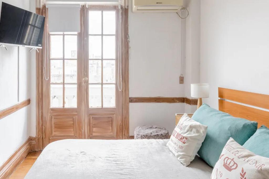 Cama matrimonial, Smart TV, aire acondicionado y balcón